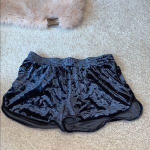 Velvetty shorts with pockets!